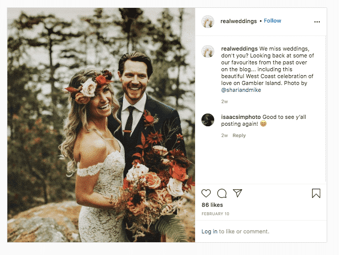 Foto de bodas reales de pareja casada con ramo.