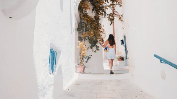 Viajero caminando por los callejones blancos de Grecia