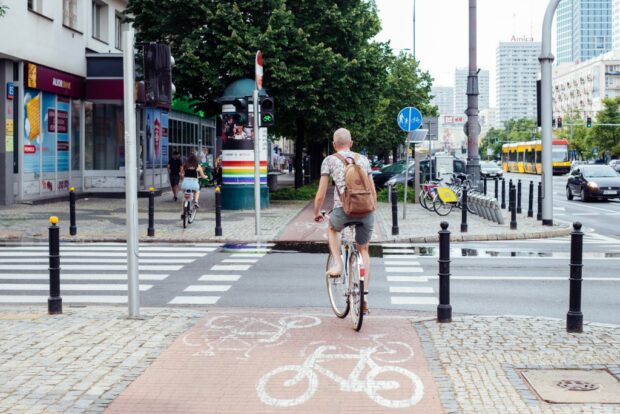 Ciclista en carril bici en el centro urbano