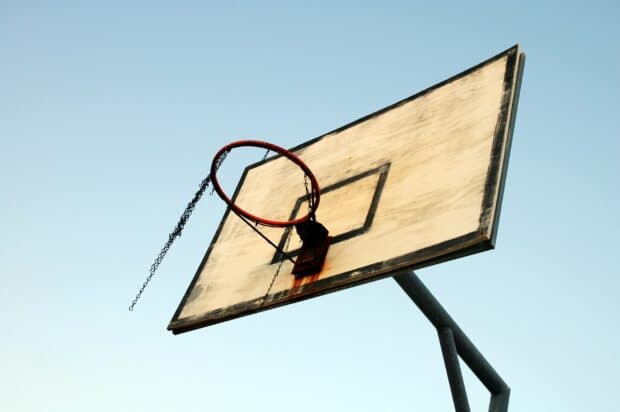 Canasta de baloncesto en el telón de fondo de cielo azul