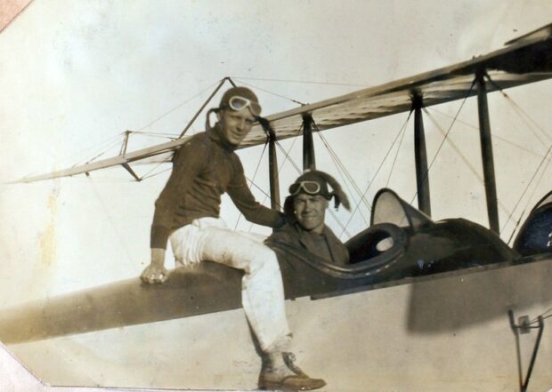 imagen antigua de pilotos en avión