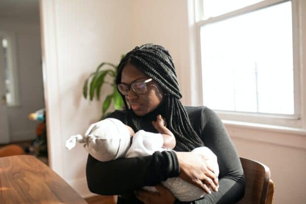 Mujer negra, tenencia, bebé recién nacido
