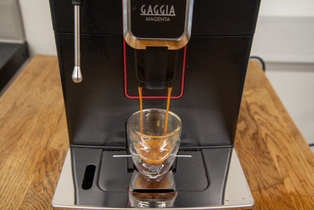 Gaggia Magenta Plus vertiendo espresso