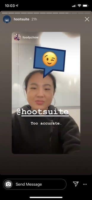 Historia de Instagram de una mujer que usa el filtro AR de Themelocal, Emoji Roulette