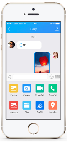 iPhone que muestra mensajes instantáneos en la aplicación QQ
