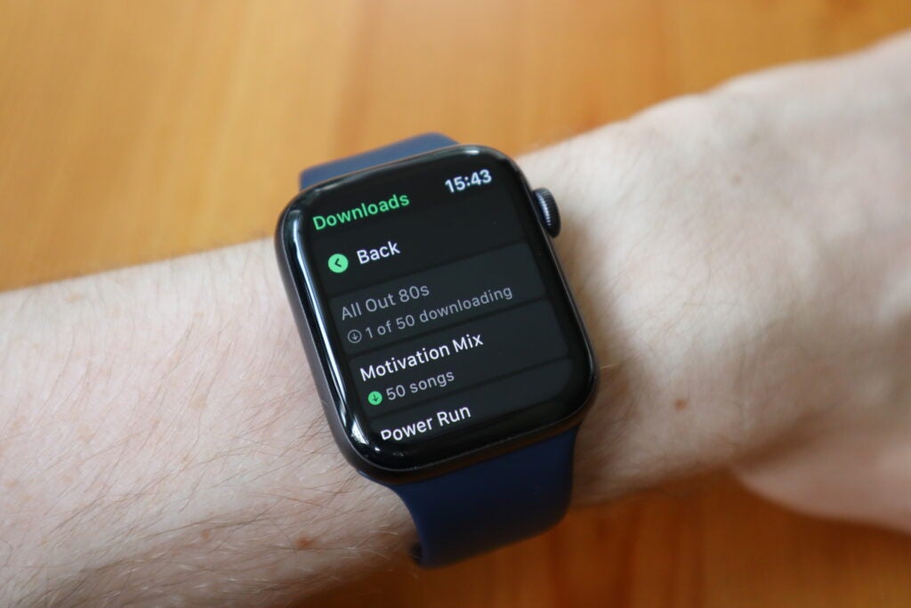 Puede verificar el progreso de la descarga ingresando a la aplicación Spotify para Apple Watch