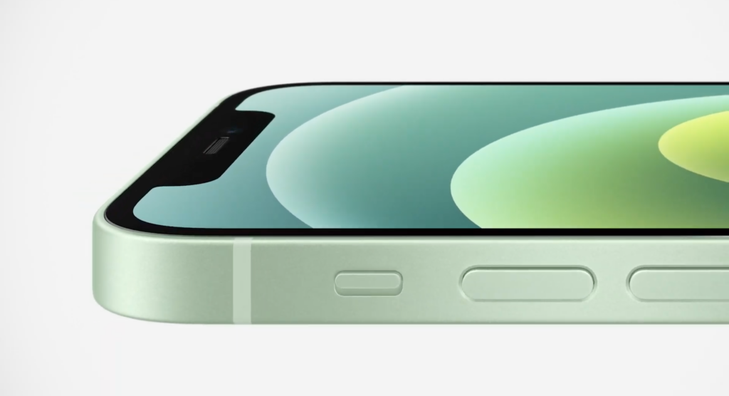 Vista del borde lateral izquierdo de la mitad superior de un iPhone 12 sobre un fondo blanco.