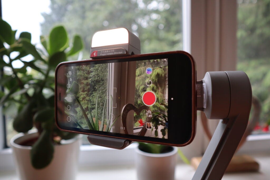 El Smooth-Q3 tiene una luz de relleno incorporada para tomar selfies