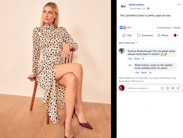 Anuncio de Facebook de Reformation con una mujer rubia con un vestido con manchas de leopardo.  La copia dice "El vestido Carmelina es muy acertado".