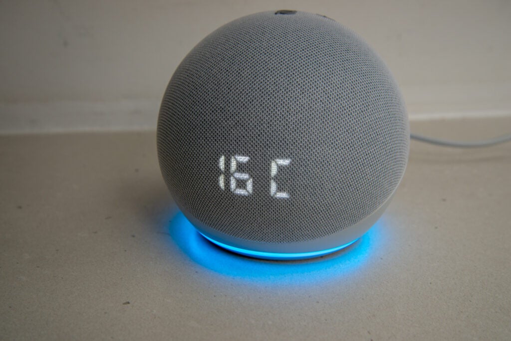 Tiempo en Amazon Echo Dot con reloj (cuarta generación)