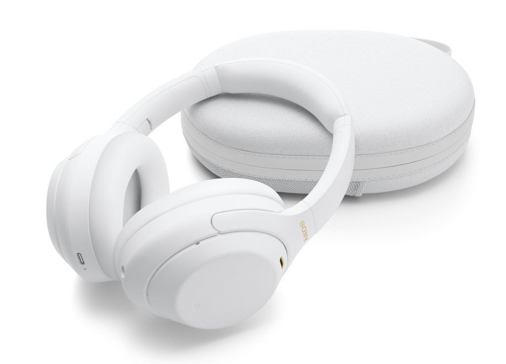 Blanco Sony WH1000 XM4 apoyado en su estuche blanco descansando sobre un fondo blanco.