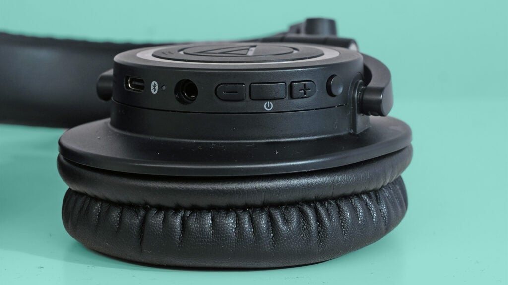 Controles del auricular Audio-Technica ATH-M50xBT2