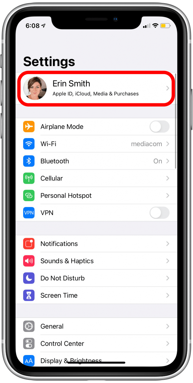Toque su perfil de ID de Apple para verificar la configuración de sincronización de contactos