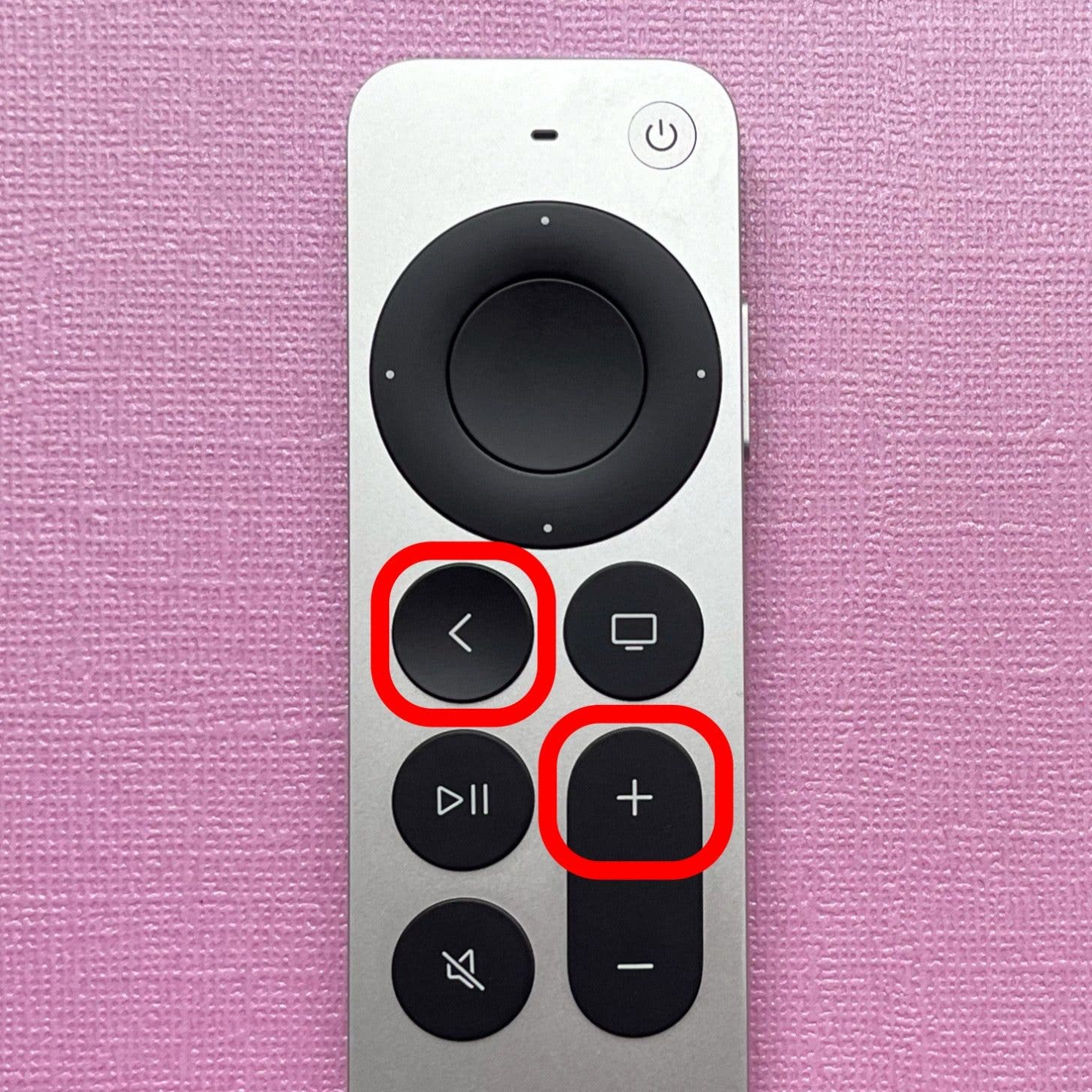 Mantenga presionados los botones Atrás y Subir volumen simultáneamente hasta que vea una ventana emergente en la pantalla de su Apple TV. 