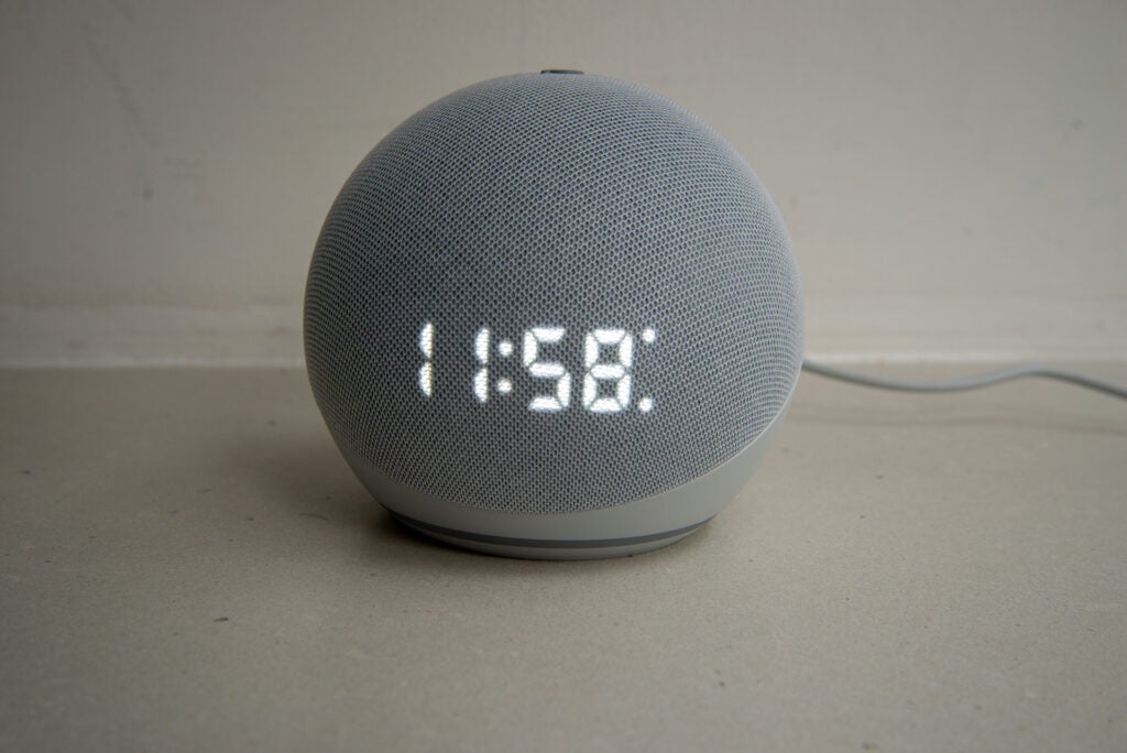Amazon Echo Dot con reloj (4ta generación) temporizador y alarma configurada
