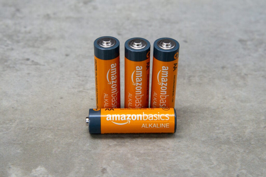 Amazon Basics Alcalina AA una batería acostado
