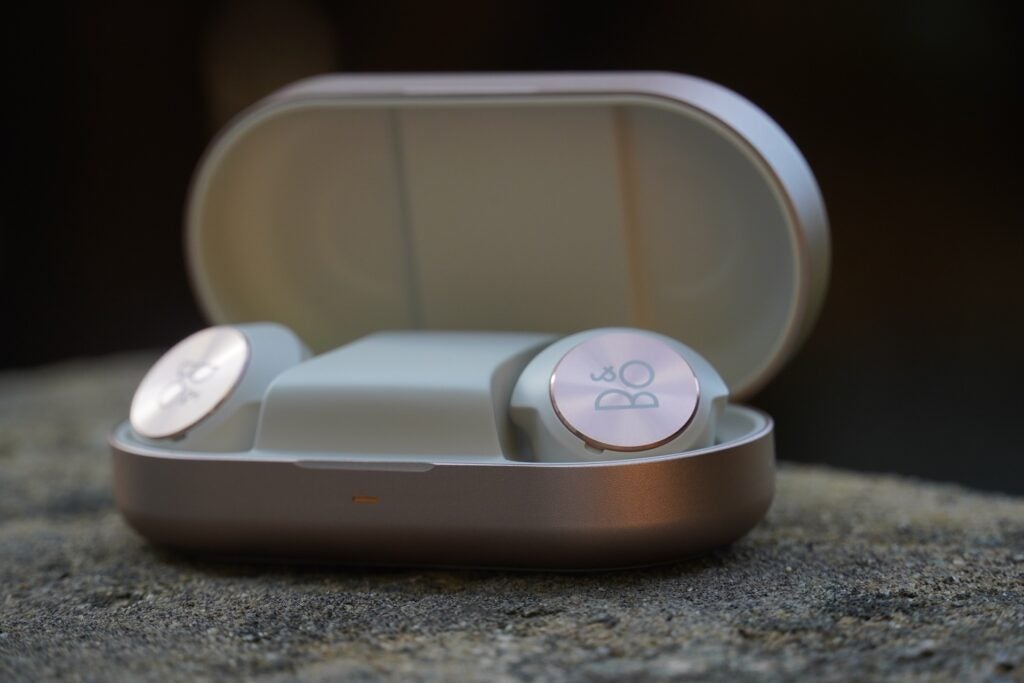 Estuche Bang and Olufsen Beoplay EQ abierto