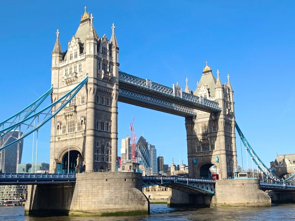 Una imagen de Tower Bridge con zoom digital de 2x, tomada por el Vivo V23 Pro