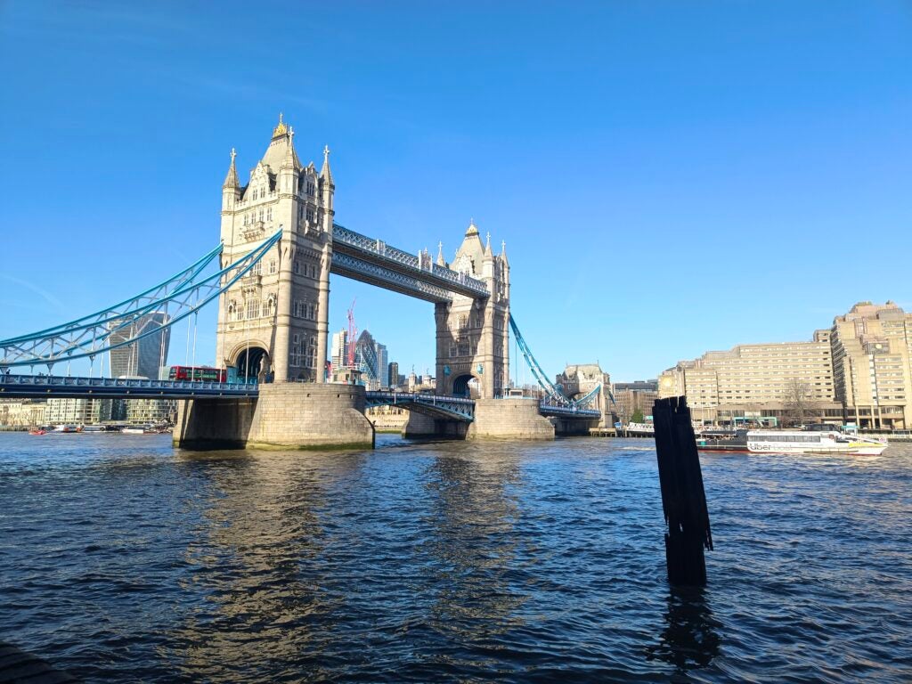 Una imagen del Tower Bridge tomada por el Vivo V23 Pro