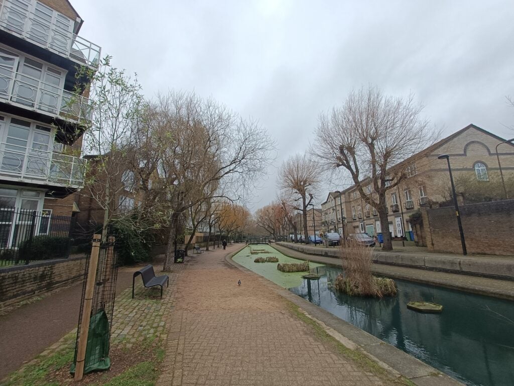 Imagen tomada por la cámara ultra ancha OnePlus Nord CE 2 5G que muestra un canal en un área residencial