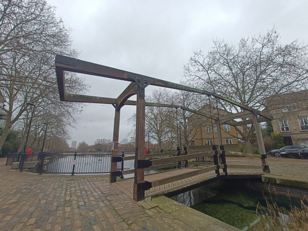 Imagen tomada por la cámara ultra ancha OnePlus Nord CE 2 5G que muestra un puente sobre un estanque
