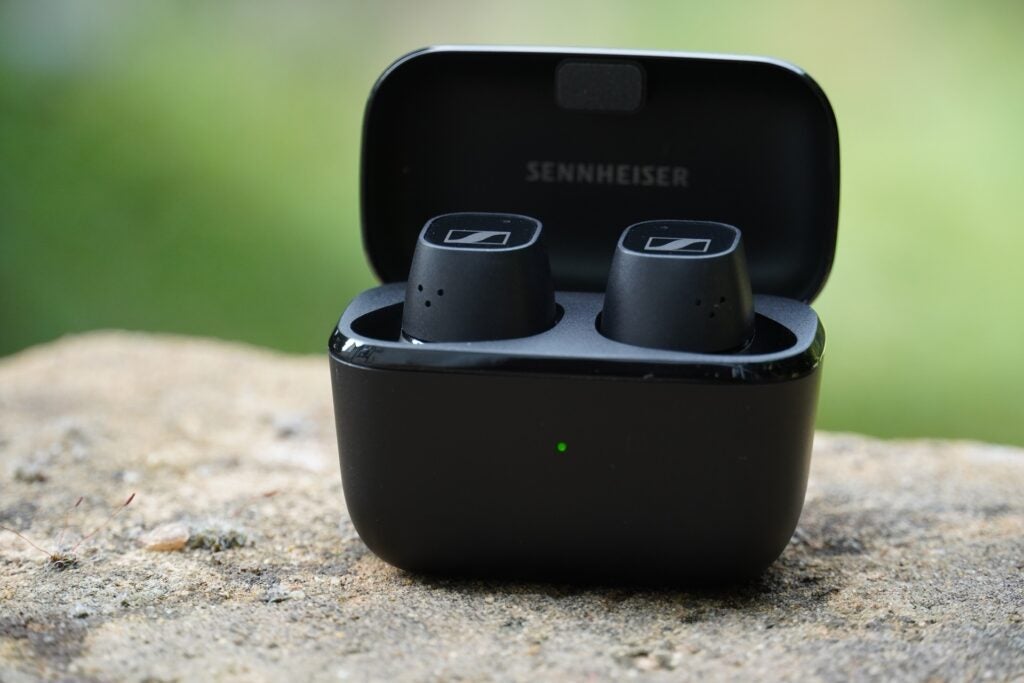 Audífonos Sennheiser CX Plus True Wireless en un saliente rocoso en un jardín