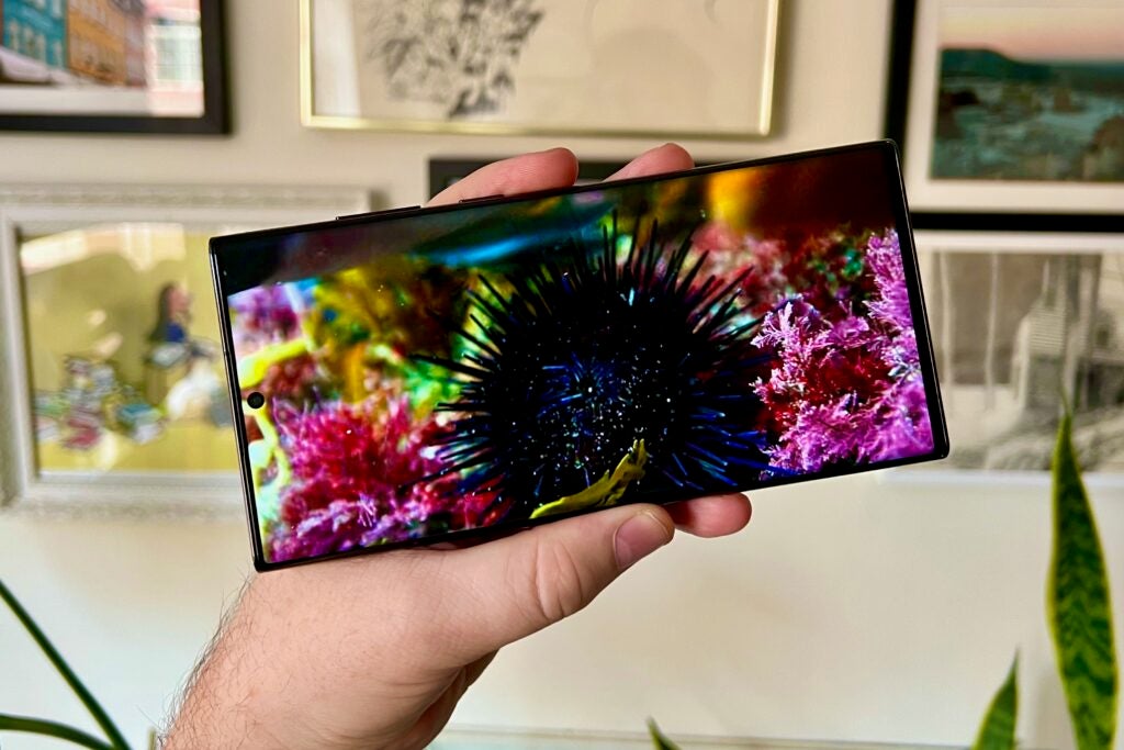 La pantalla del Samsung Galaxy S22 Ultra que muestra video HDR