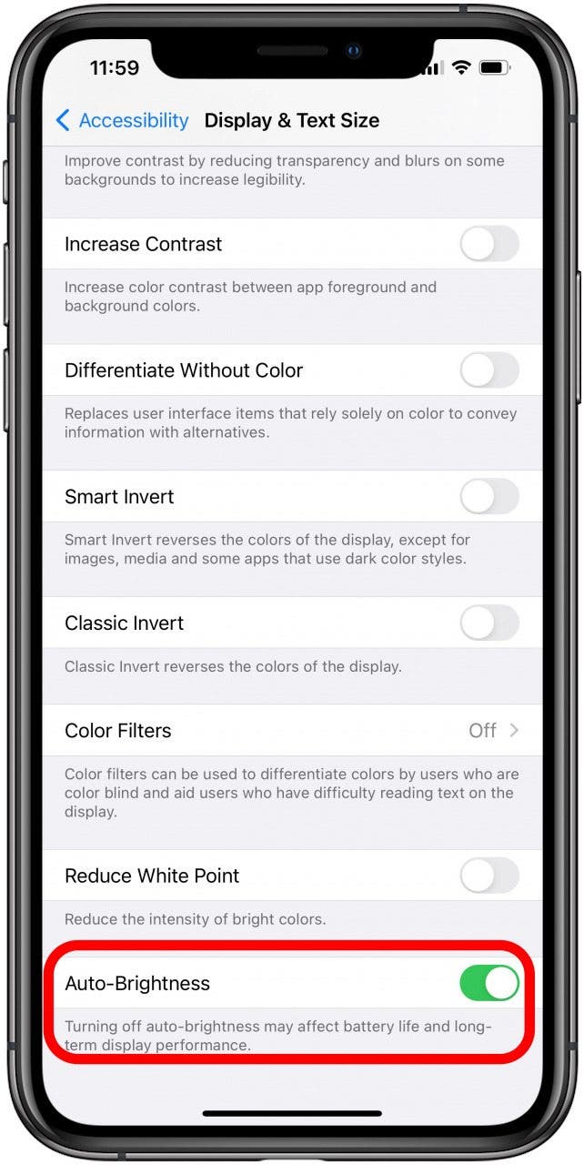 Cambia la configuración de brillo automático en tu iPhone.