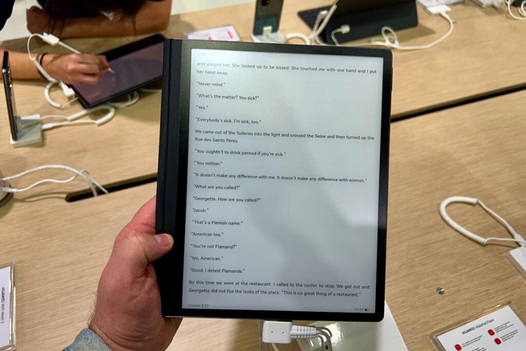 Huawei MatePad Paper leyendo un libro