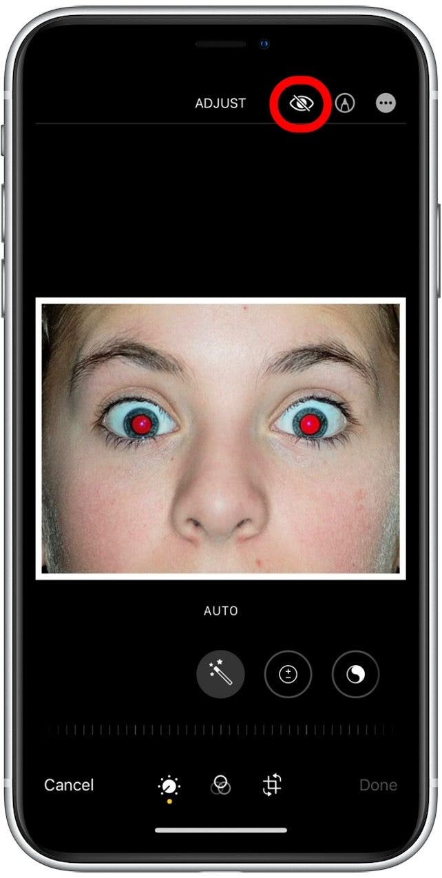 Toca el ícono del ojo rojo para editar la foto en tu iPhone o iPad.