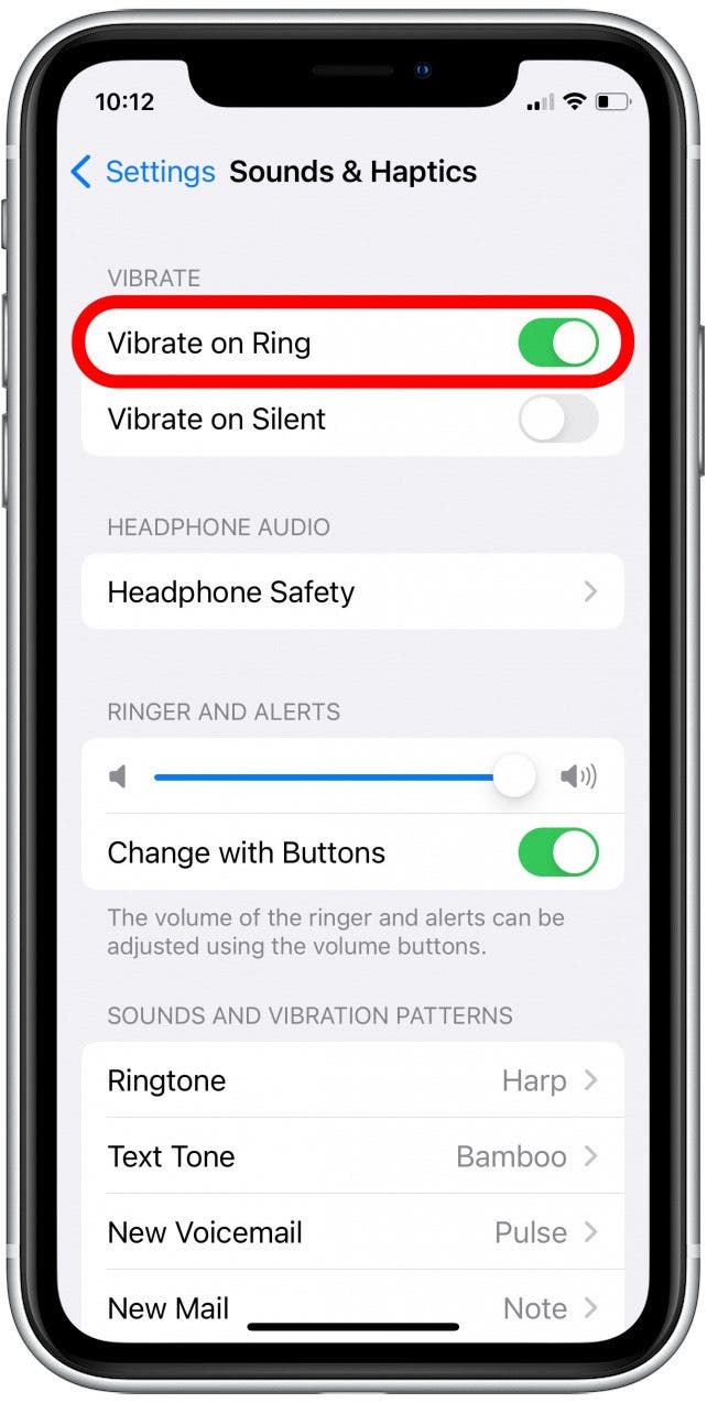 Debajo del encabezado Vibrar, toque Vibrar al sonar para hacer que su teléfono vibre cuando el Modo silencioso esté desactivado.