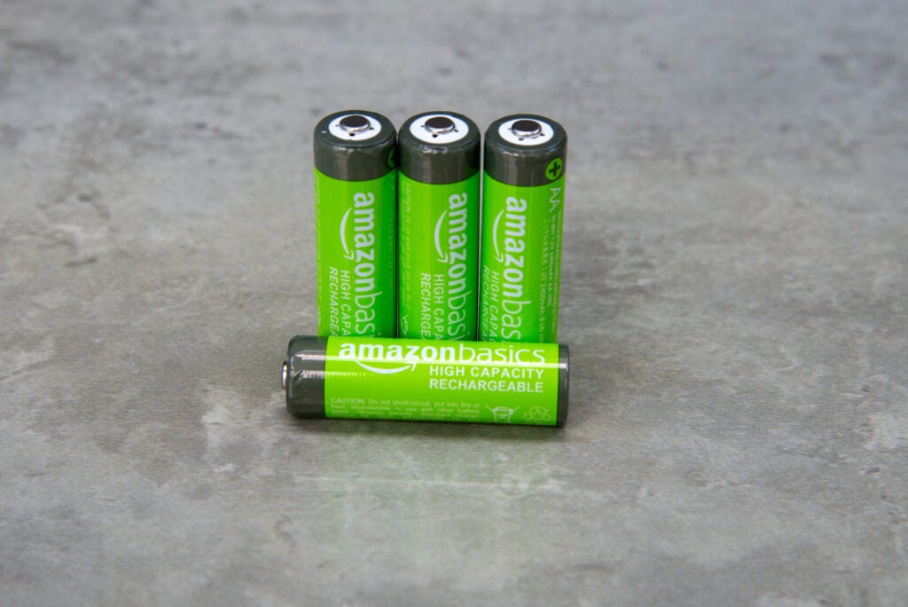 Amazon Basics Recargable de alta capacidad AA 2400mAh una batería acostado