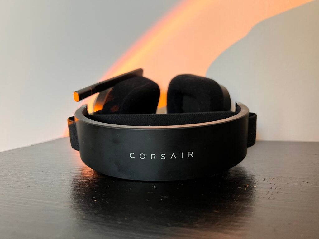 Las letras de Corsair en los auriculares sobre un escritorio negro