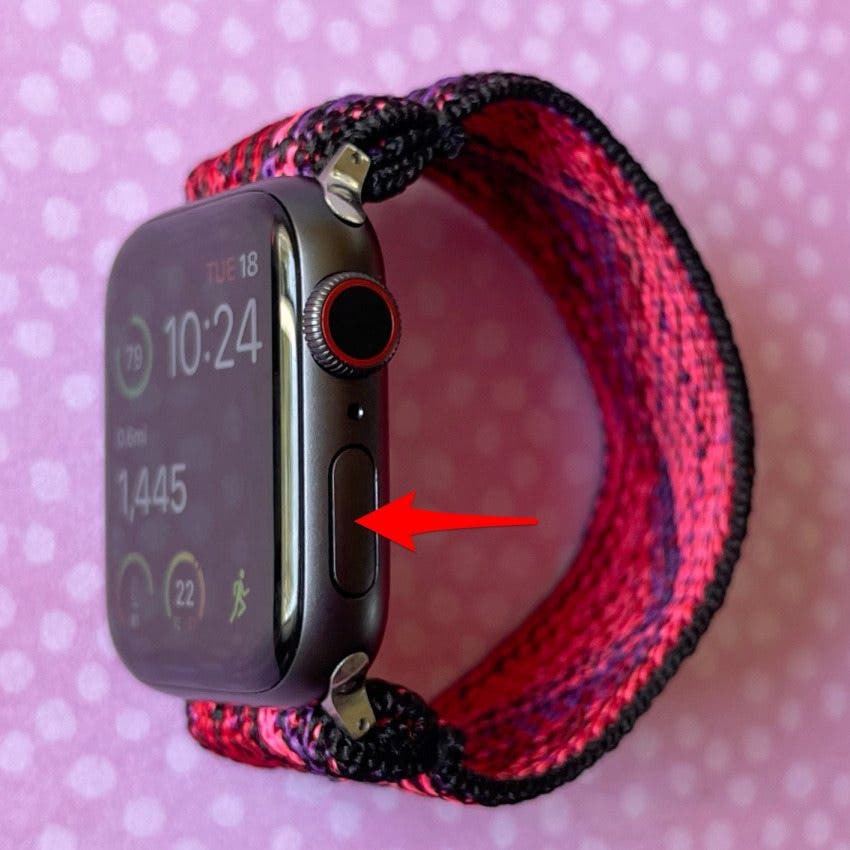 Mantenga presionado el botón lateral en Apple Watch.