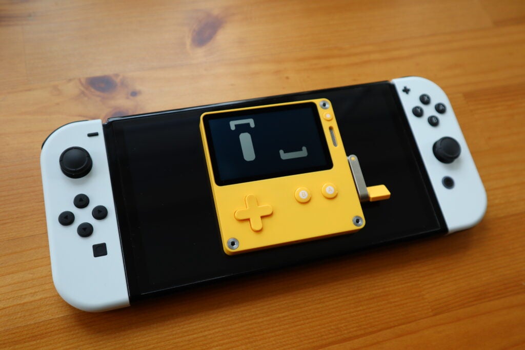 El Playdate se sentó encima del Nintendo Switch OLED