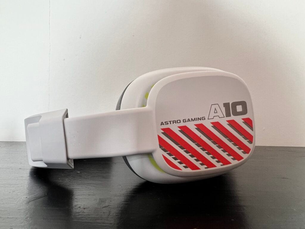 El lado derecho de los auriculares Astro A10 con el logotipo de Astro
