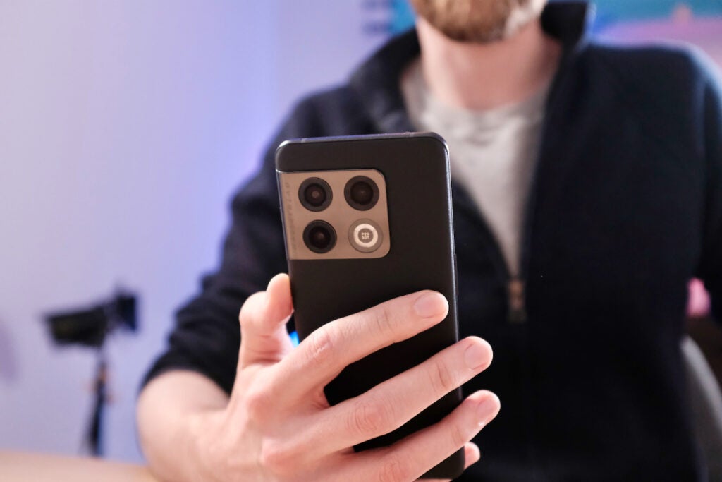 La protuberancia de la cámara en la parte posterior del OnePlus 10 Pro