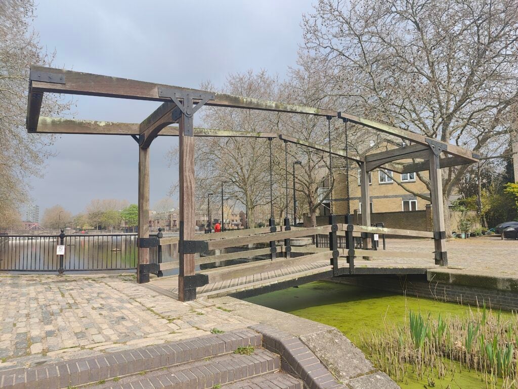 Imagen de la cámara principal de OnePlus 10 Pro del puente en el canal