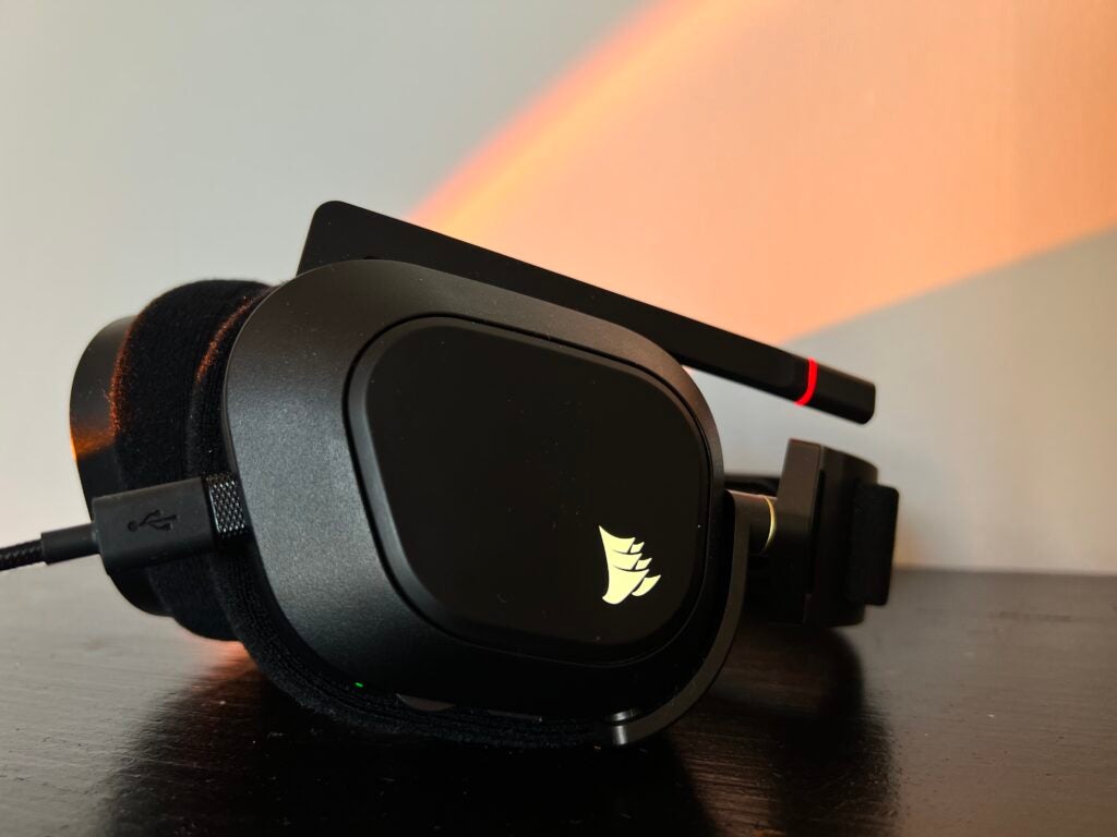 Los auriculares Corsair HS80 RGB con el logotipo de iluminación RGB 