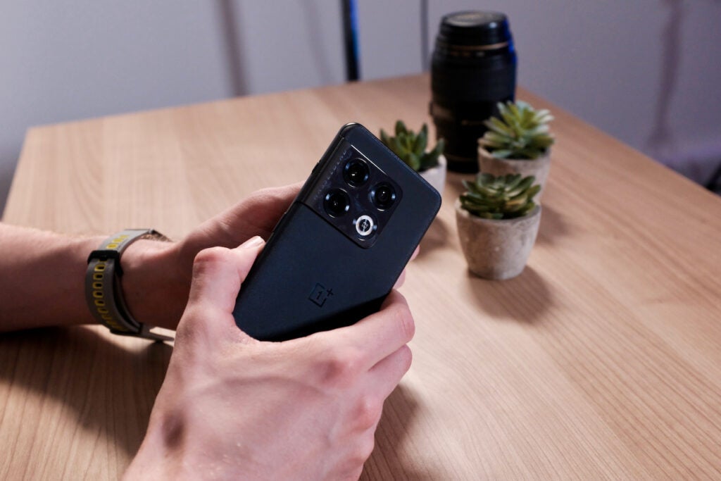 Diseño trasero de OnePlus 10 Pro que incluye carcasa de cámara
