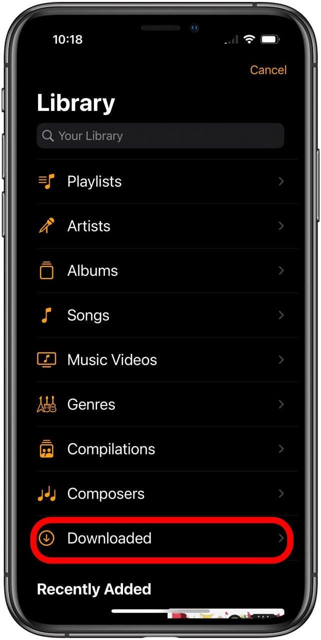 Aplicación de reloj en la pantalla de la biblioteca de canciones con la opción Descargada marcada.