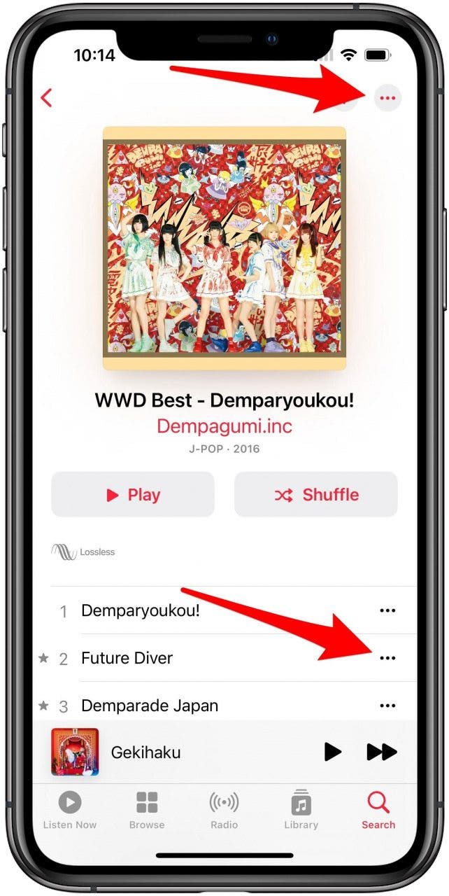 Aplicación Apple Music con un álbum abierto y los tres botones de puntos en el álbum y en una canción marcados.