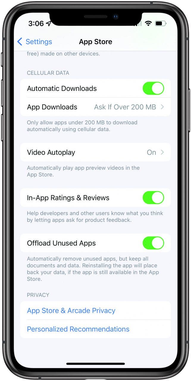 Pantalla de configuración de App Store con Descarga de aplicaciones no utilizadas en pantalla y habilitada.