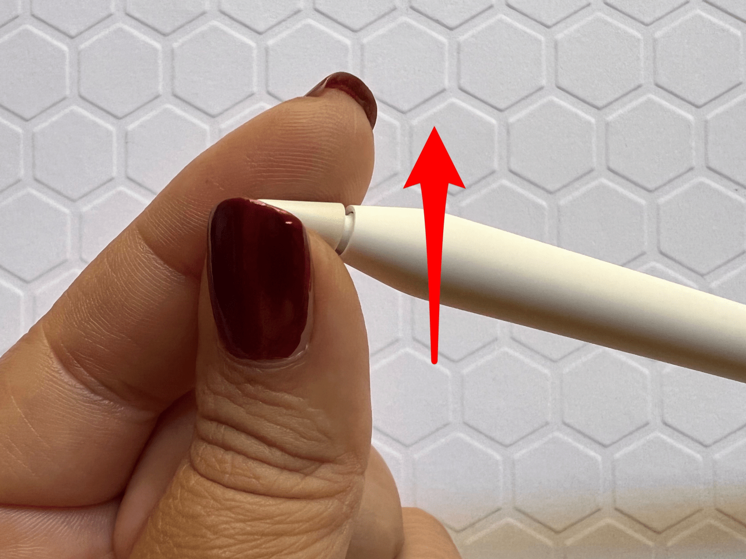 Gire con cuidado la punta del Apple Pencil en el sentido contrario a las agujas del reloj; el lápiz del iPad no funciona