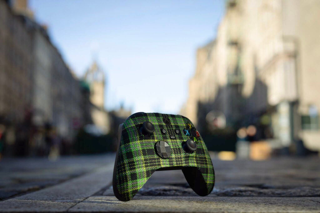 Controlador de Xbox en tartán escocés para el 20 aniversario