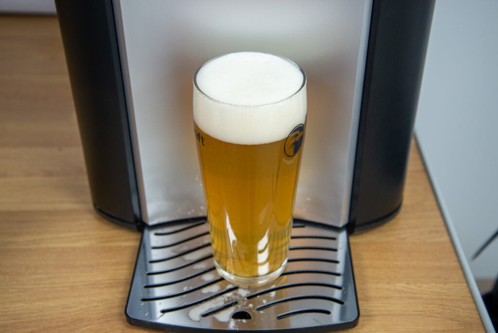 Pinta de cerveza fresca Philips PerfectDraft Pro