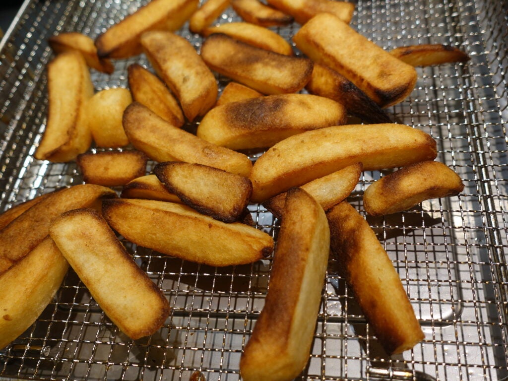 Patatas fritas congeladas cocinadas en la freidora de aire Cuisinart