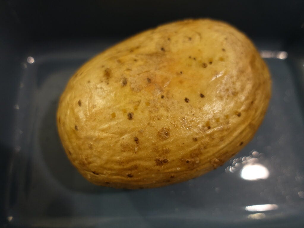 Patata asada después de 20 minutos en el Smeg MOE34CXIUK
