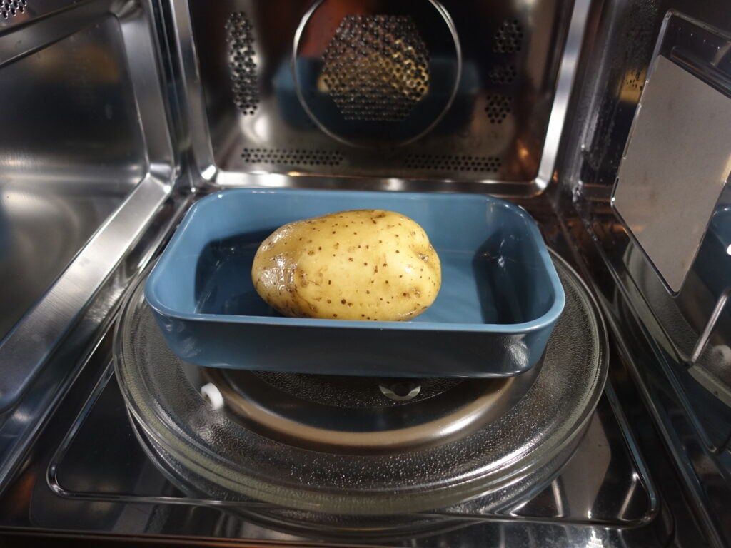 Patata en el Smeg MOE34CXIUK