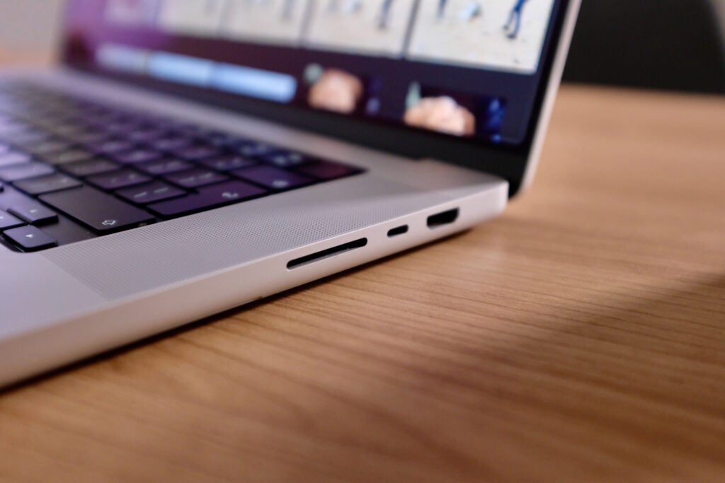 Puertos MacBook Pro M1 Pro de 16 pulgadas, incluida SD